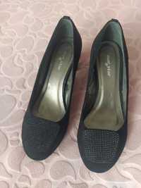 Дамски черни обувки с нисък ток