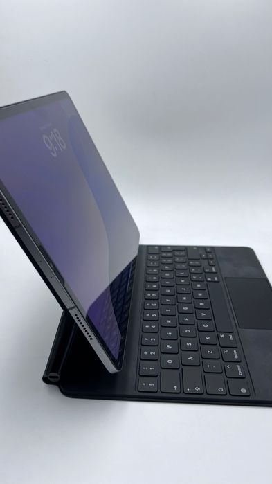 iPad Pro 12.9-inch (6th Gen) Wi-Fi + Cellular /Apple Magic Keyboard