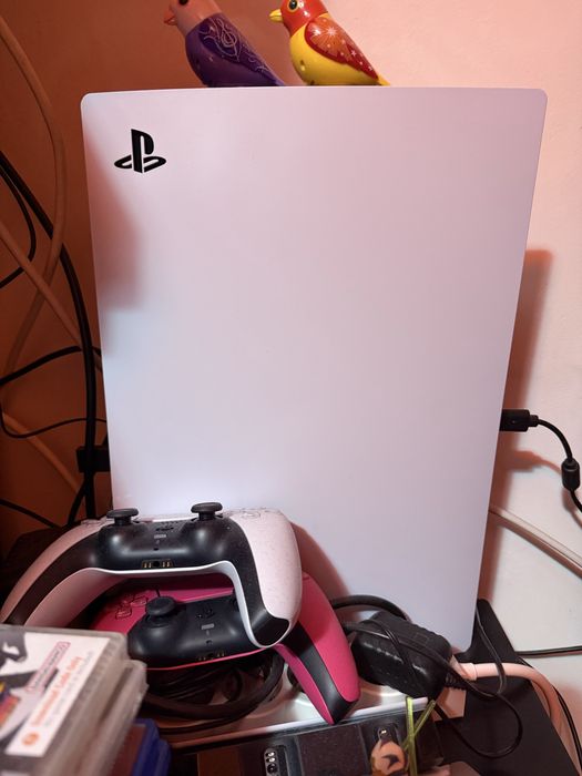 Vand Playstation 5 PS5 cu disk + 2 manete