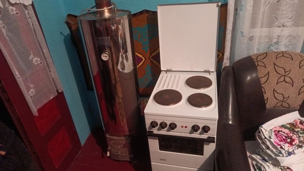 Vând boiler inox și un aragaz electric(plita) plus cuptor