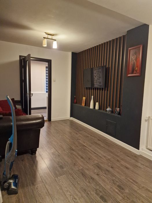 PROPRIETAR vând apartament 3 camere decomandate ,etj P /4 ,zona 1 Mai