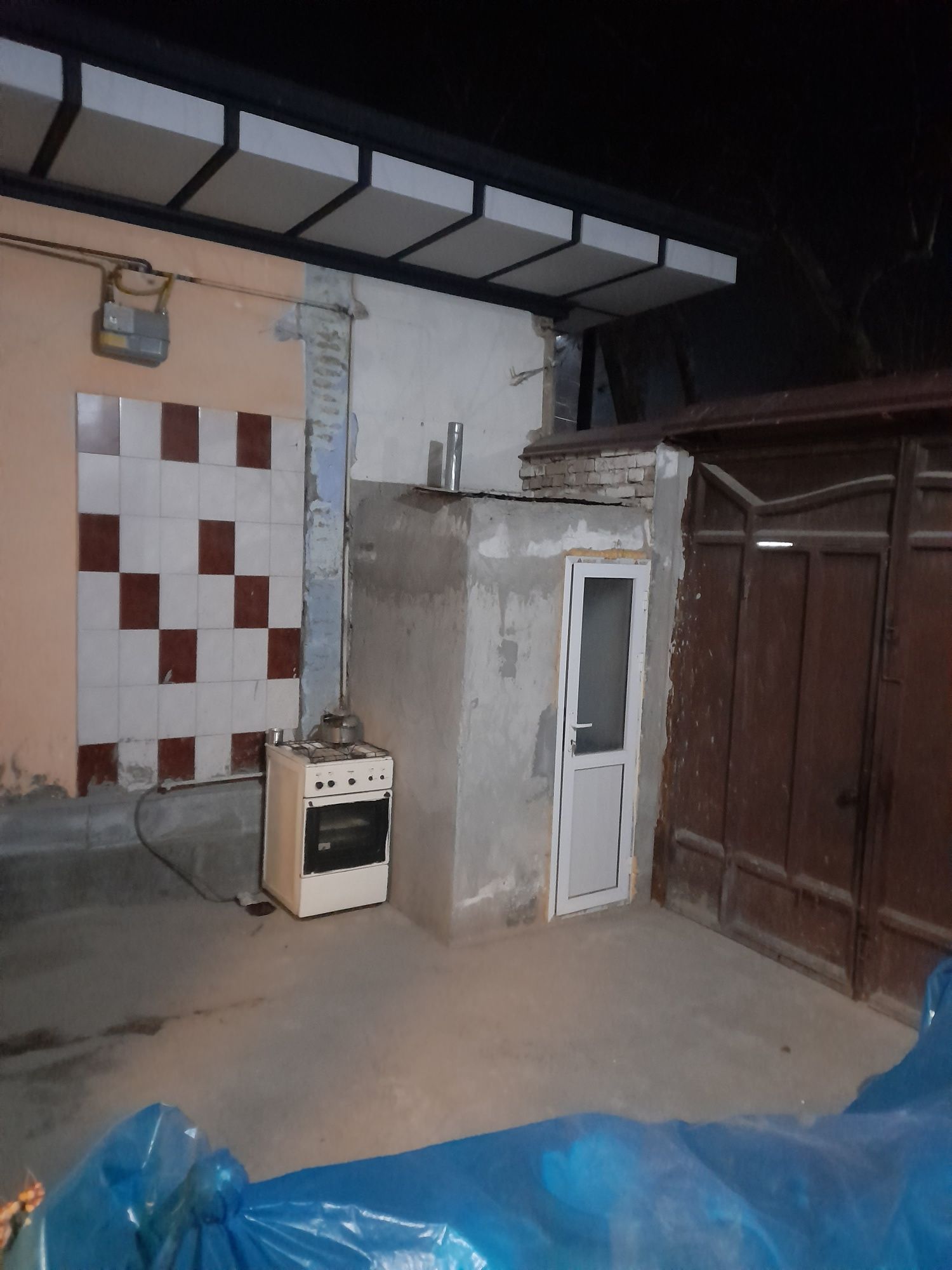 Hovli uy sotiladi