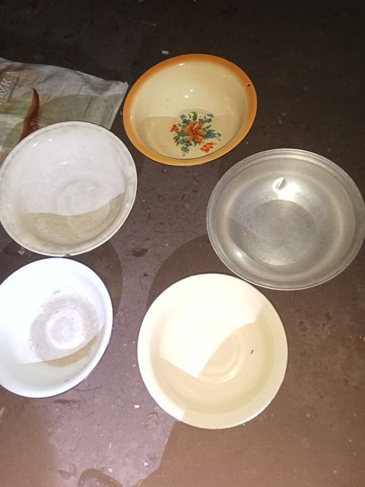 Тазы эмалированные и алюминиевый.