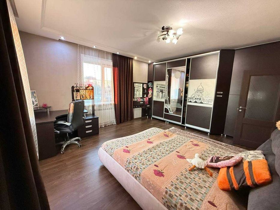 Продается  коттедж в центре города. Можно под коммерцию