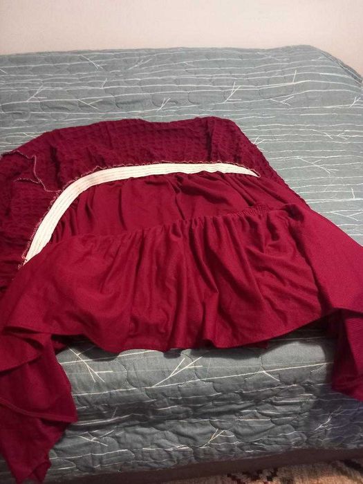 Husa de culoare grena cu elastic.