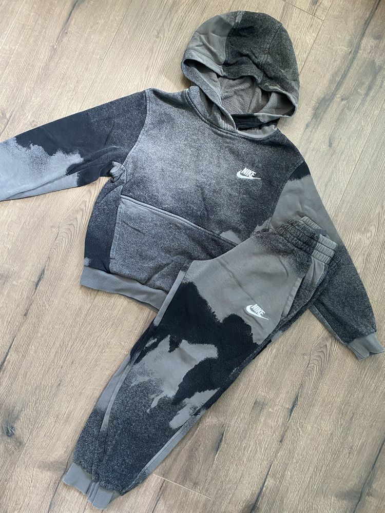 екип на nike ,носен но запазен