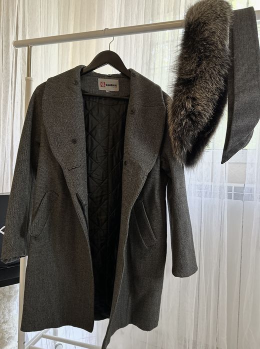 Елегантно палто с подвижна пухена яка