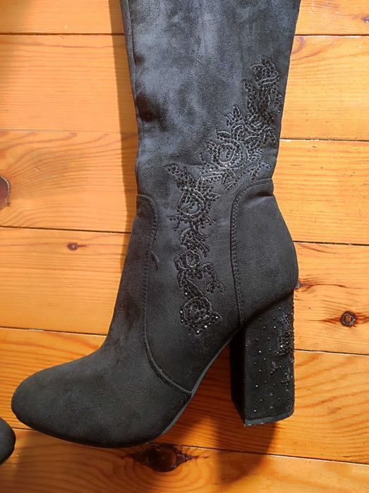 Дамски ботуши от велур с красива декорация