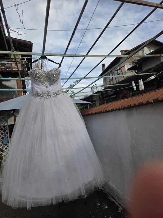 Булчинска Рокля с Воал и Обувки Към Нея