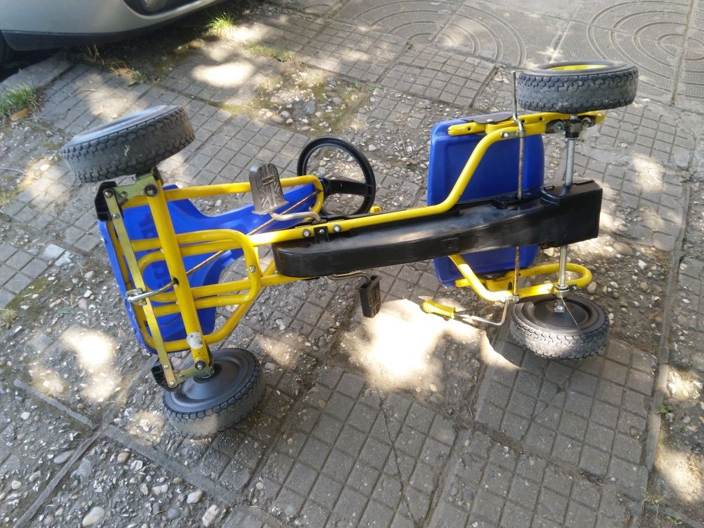 Детска кола със педали