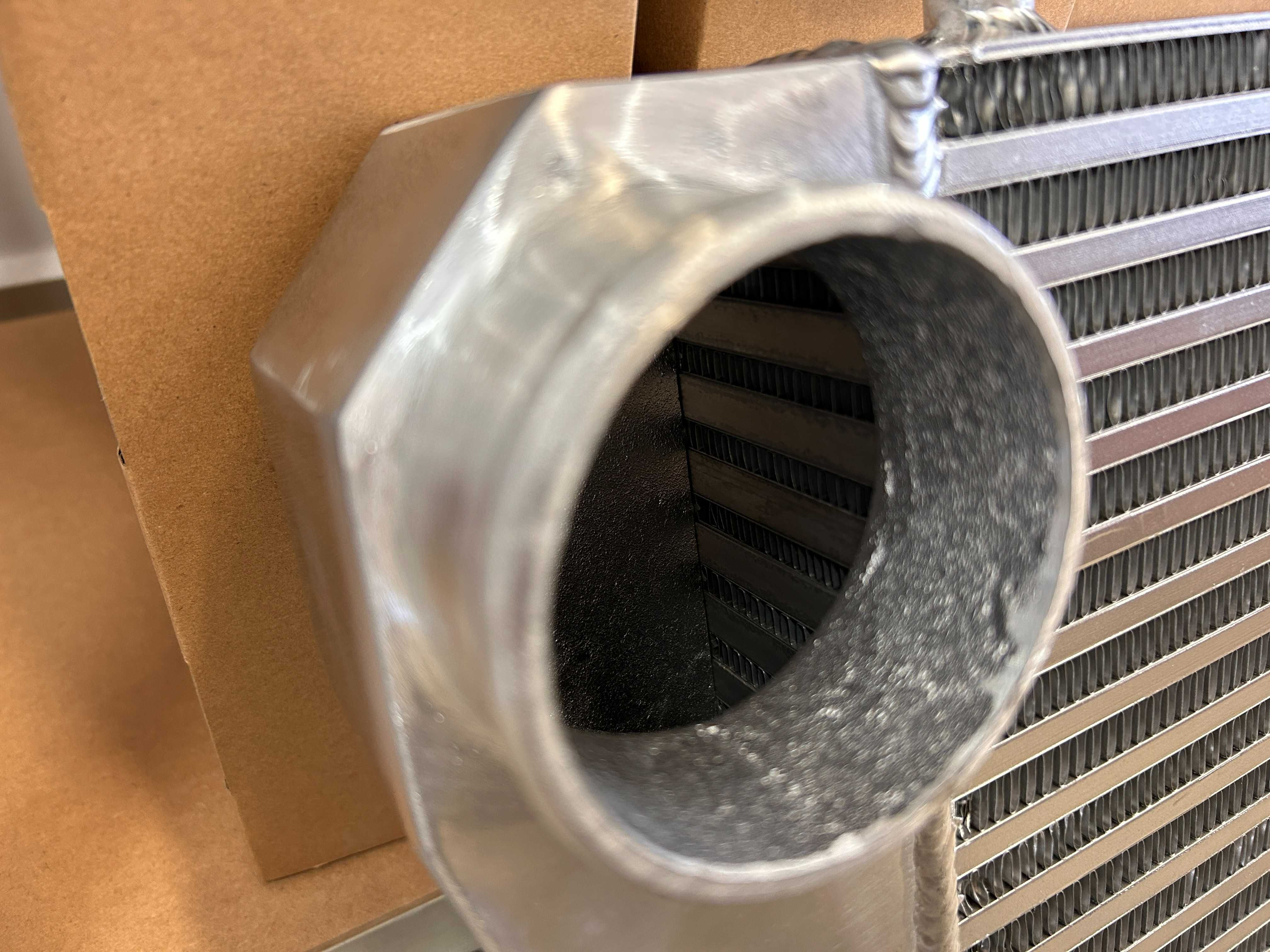 TurboWorks универсален интеркулер Intercooler 550x350x76, обърнат