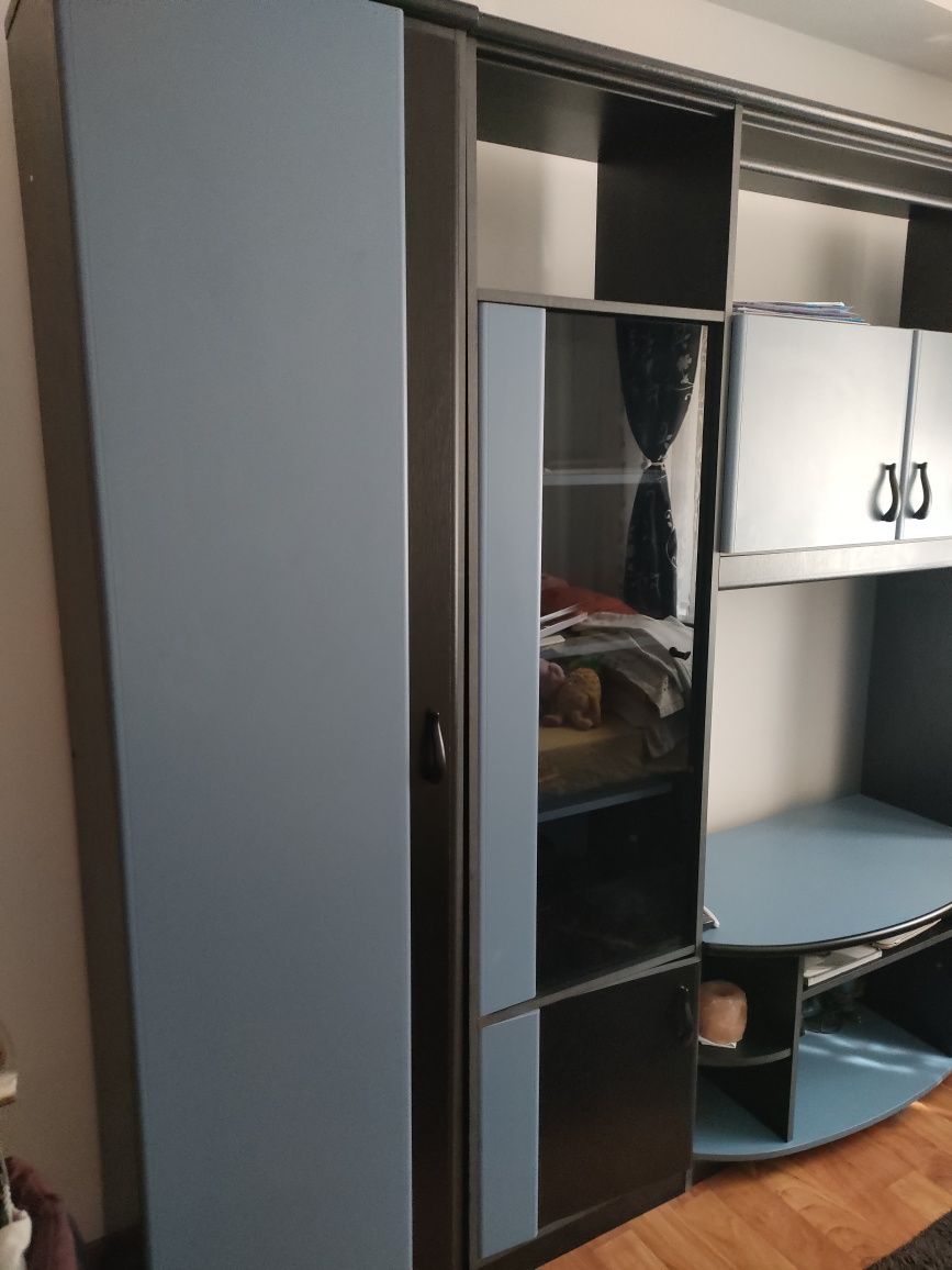 Vând mobilier de dormitor și măsuță