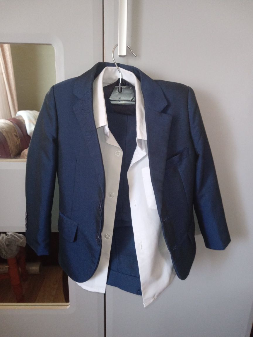 Vând costum copii  3 piese -nr 104