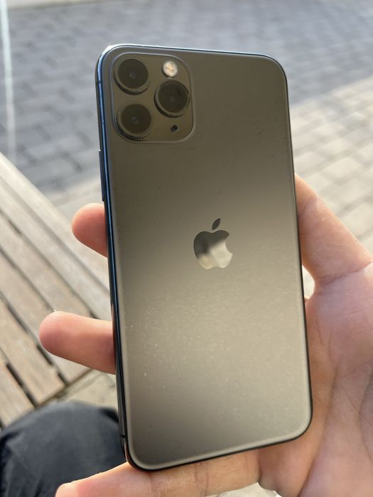 Vand iphone 11 pro de 64 gb impecabil