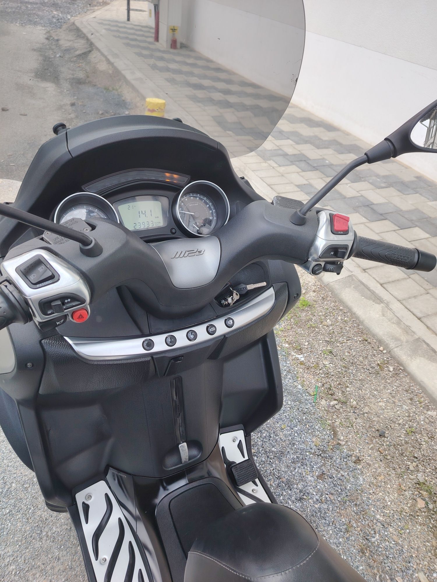 vând piaggio mp3 500