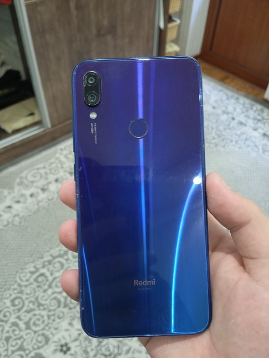 Продаёт Redmi Note 7 в очень хорошем качестве