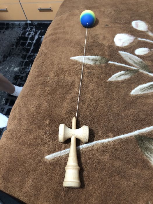 Kendama cu grip bun aproape noua