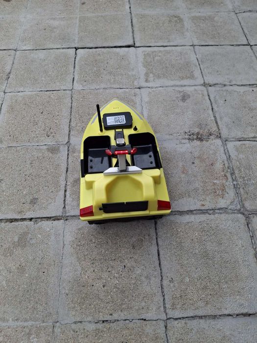 Лодка за захранка Flytec V020