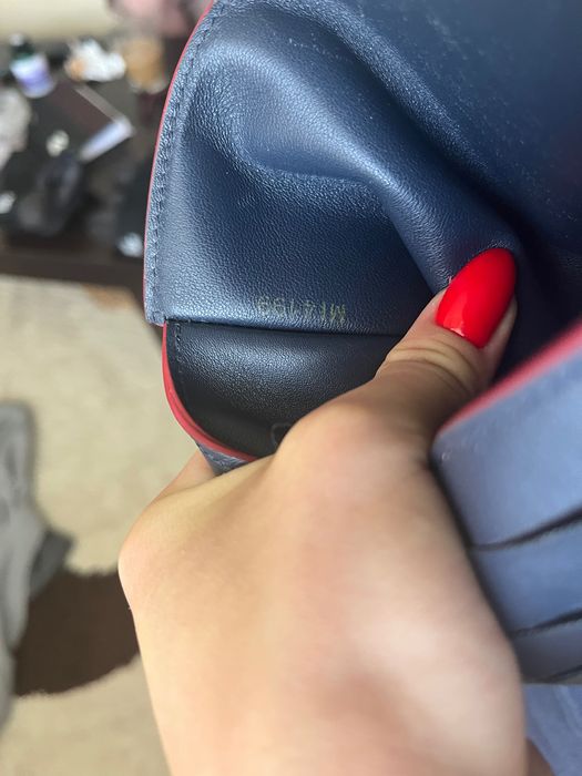 Портмоне Louis Vuitton Capucines още с етикет