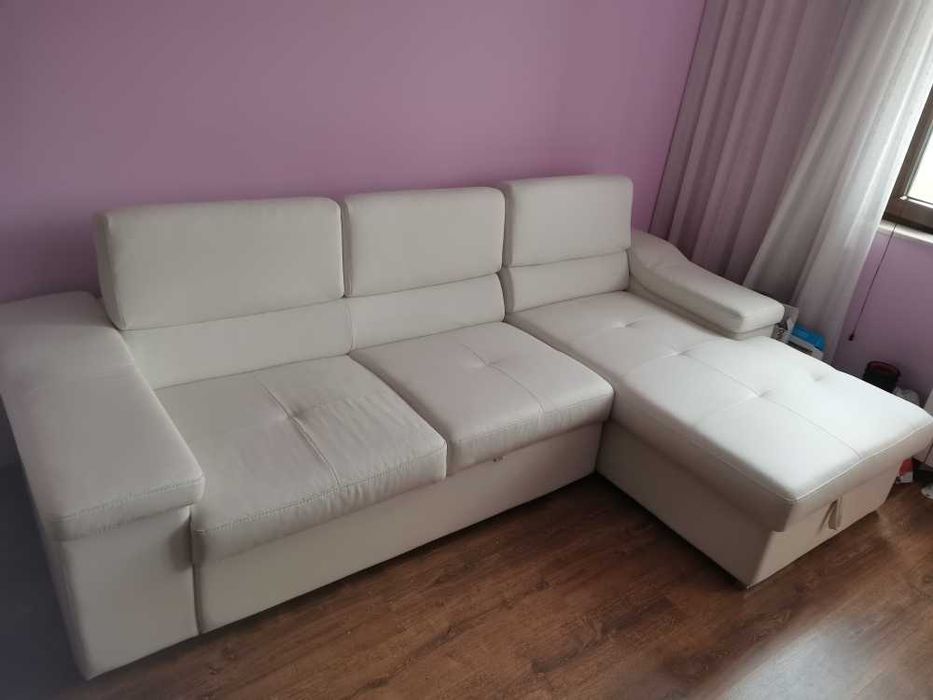 Бял диван с лежанка