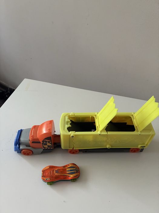 Vand camion Hot Wheels Crashing Rig