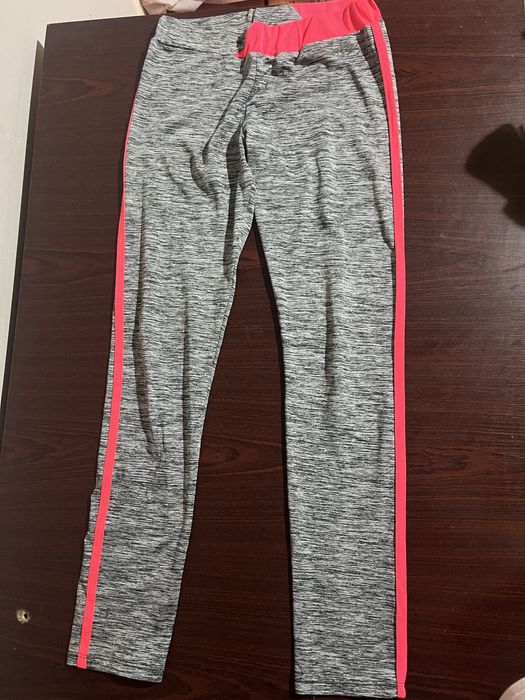 Сив клин с розов детайл