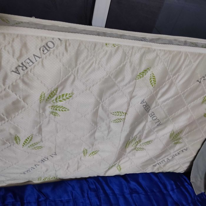 Матрас б/у для односпальной кровати