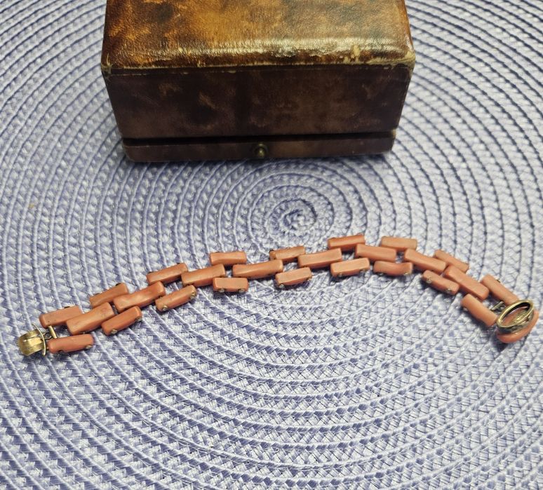 Гривна от  Momo корал 18k злато, 1920г.