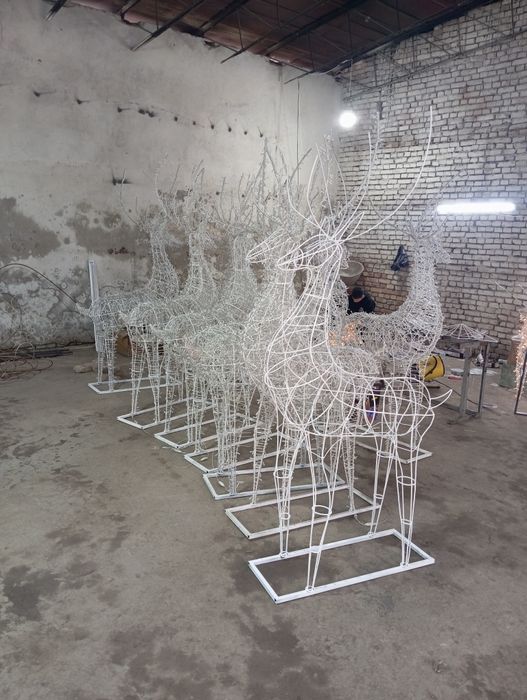 Новогоднее оформление фасадов зданий магазинов домов офисов