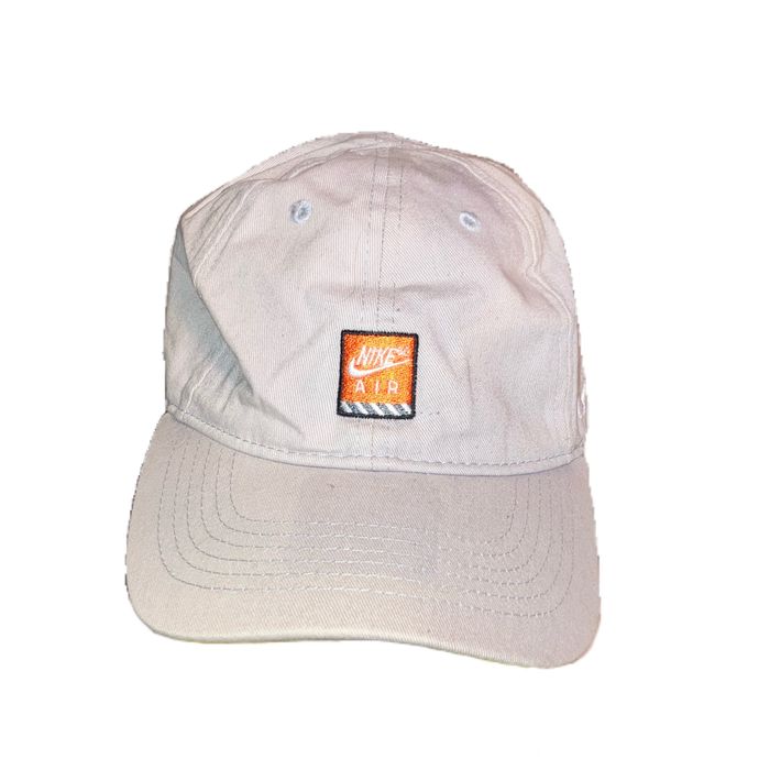 Светло сива шапка NIKE