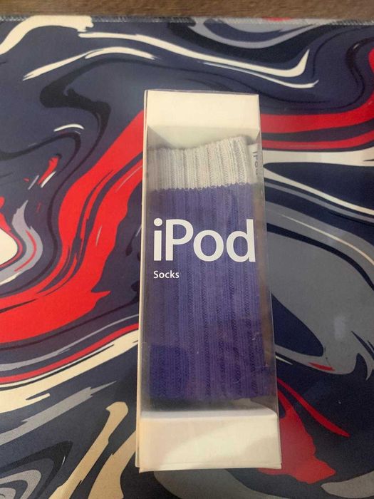 vand ipod generatia 3 + ipod socks
