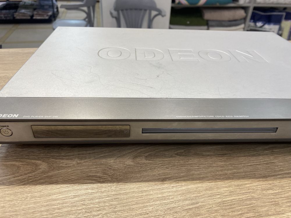 видеоплеер Odeon и 100 фильмов и дисков к нему