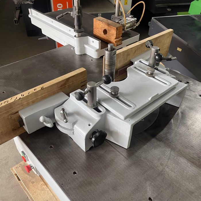 Masina de frezat cu masa mobila Schneider - reconditionat