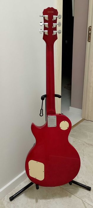 Продавам перфектна електрическа китара Epiphone Les Paul 100.