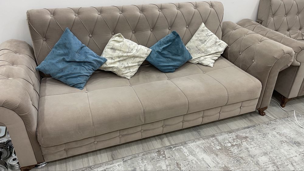 Диван с креслом для зала