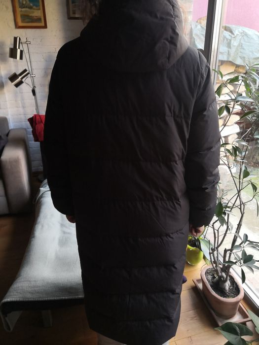 Vând geacă pentru femei de iarnă, lungă cu puf firma Cos