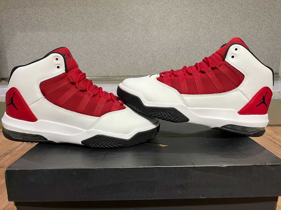 ОРИГИНАЛНИ ***  Nike Air Jordan Max Aura  White/Black/Gym Red