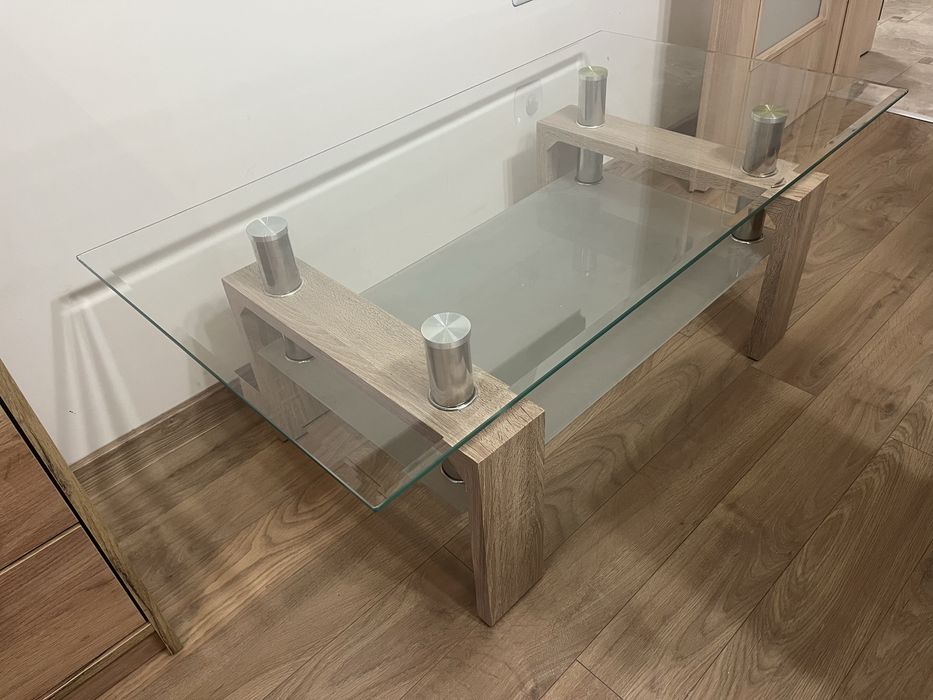 Маса с 4 трапезни стола с възглавнички и холна масичка