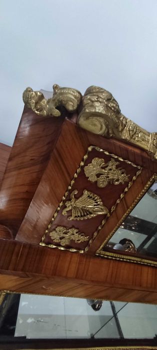 Историческа витрина в стил Empire