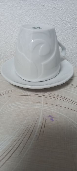 Două cești +farfurii pentru cafea