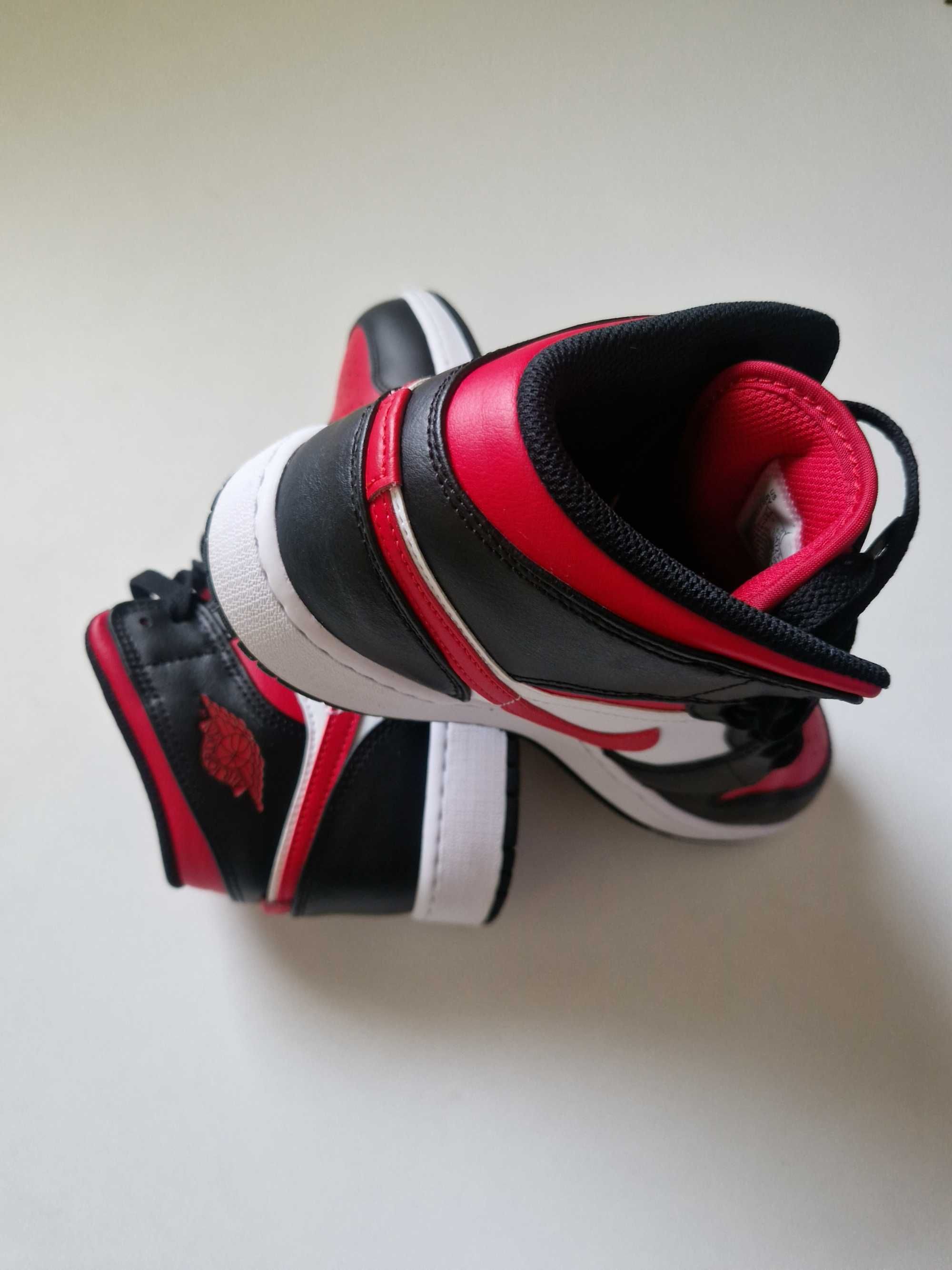 Nike Air Jordan 1 Mid Black Fire Red оригинални кецове