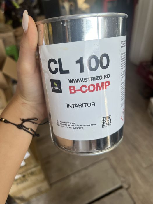 Întăritor și rășină lichidă transparentă