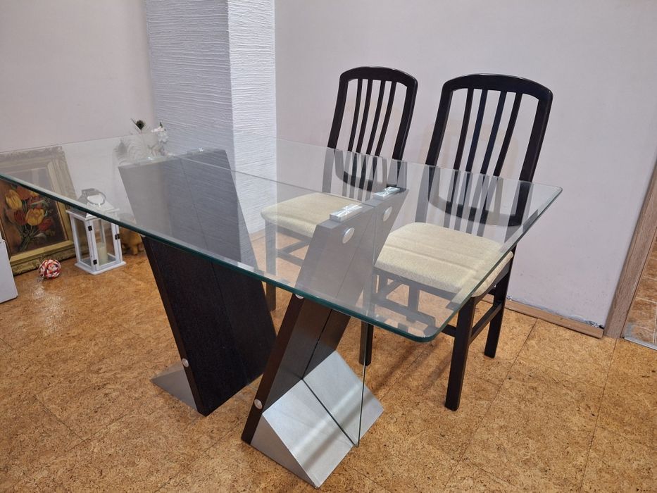 Стъклена маса за трапезария