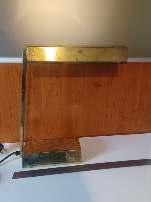 Ретро стара масивна настолна лампа