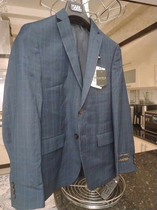 Пиджак  новый подойдет 13 14 лет