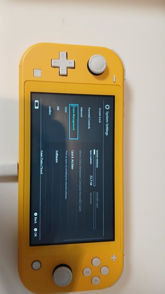 Nintendo switch lite жълт