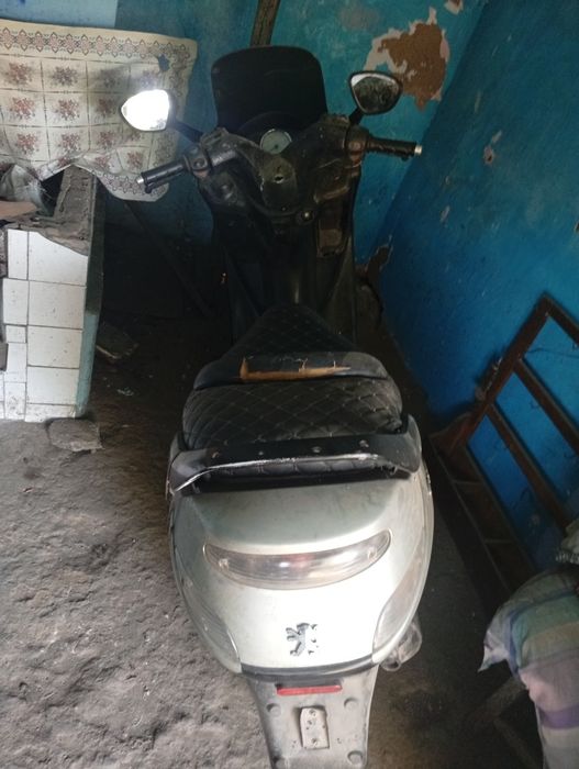Vând scuter necesită reparațil