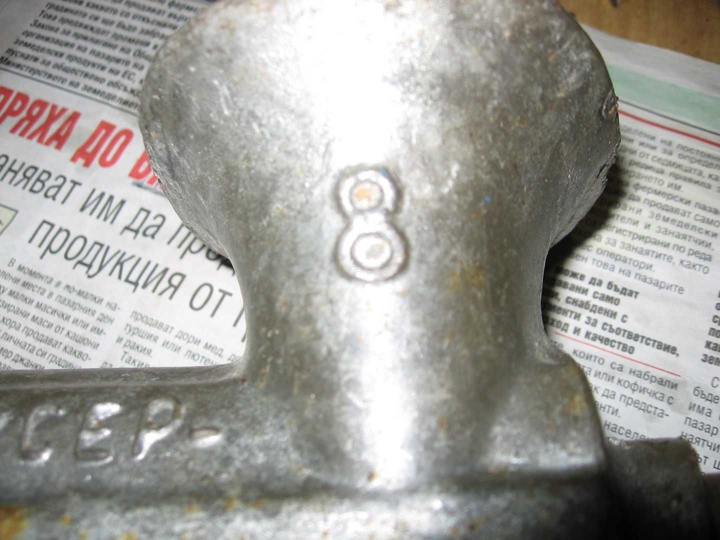 Две железни машинки за мелене на месо