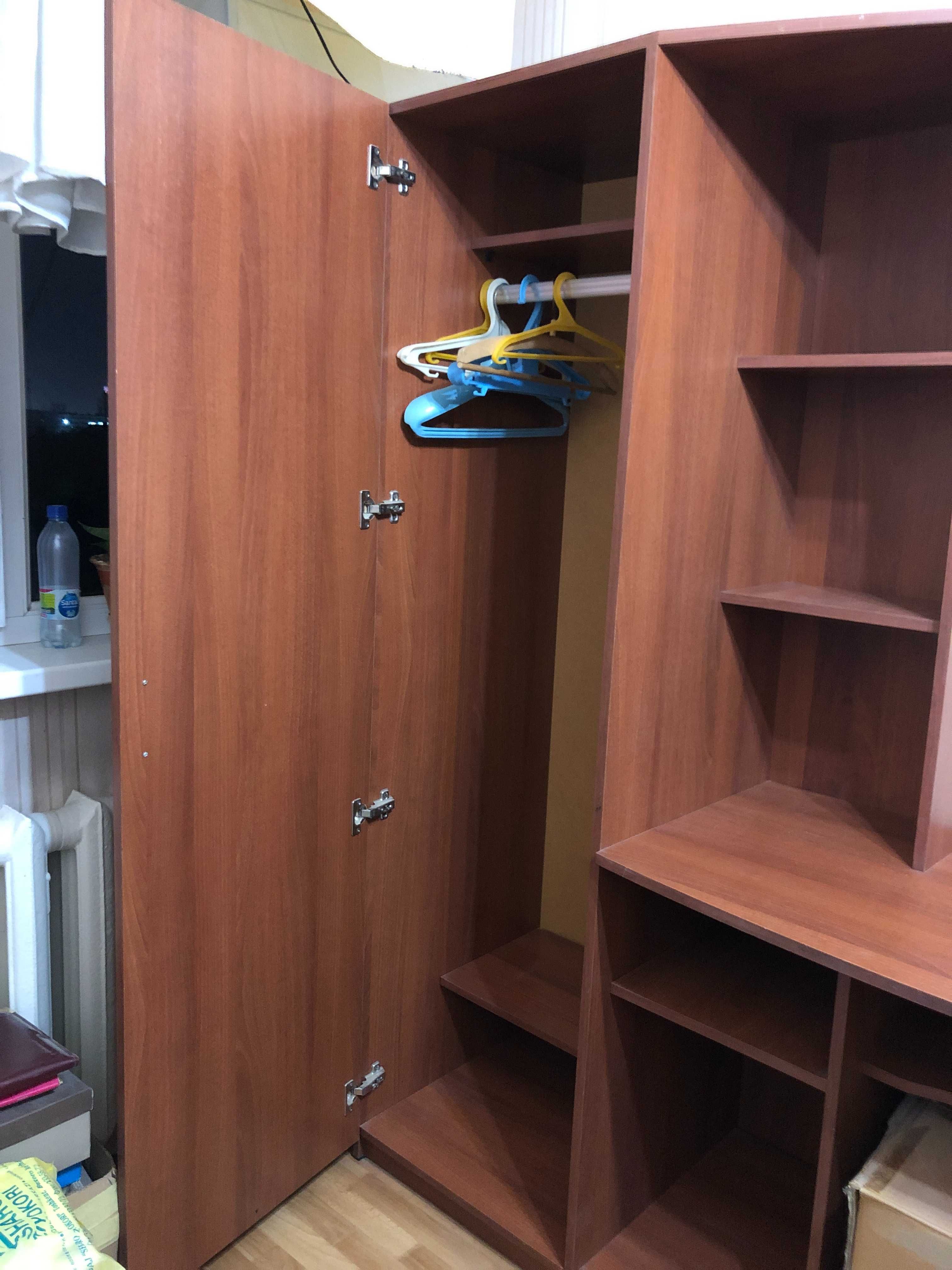Продаю стол-комбо детский в отличном состоянии