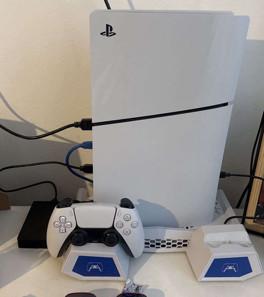 Продавам стойка за PS5 с зарядно за два джойстика и два вентилатора